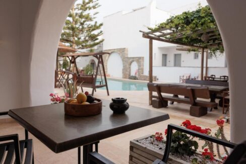 Queen Room with Pool view (9)