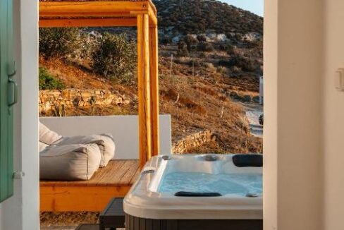 Suite With Hot Tub (12)