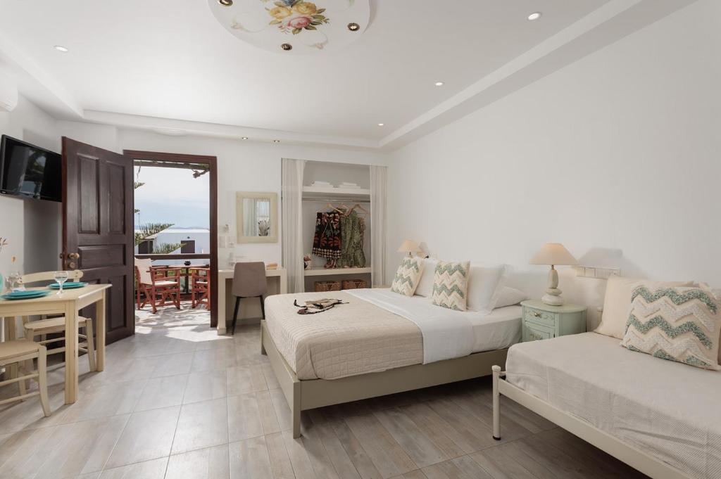 Triple Room with Pool view (3)