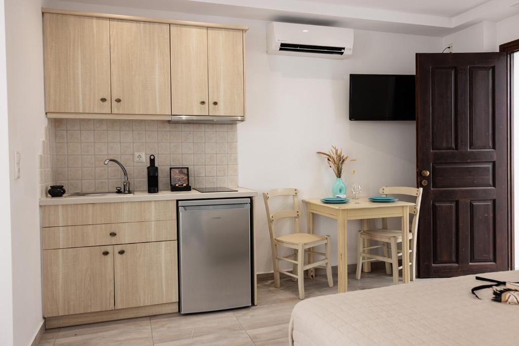 Triple Room with Pool view (4)