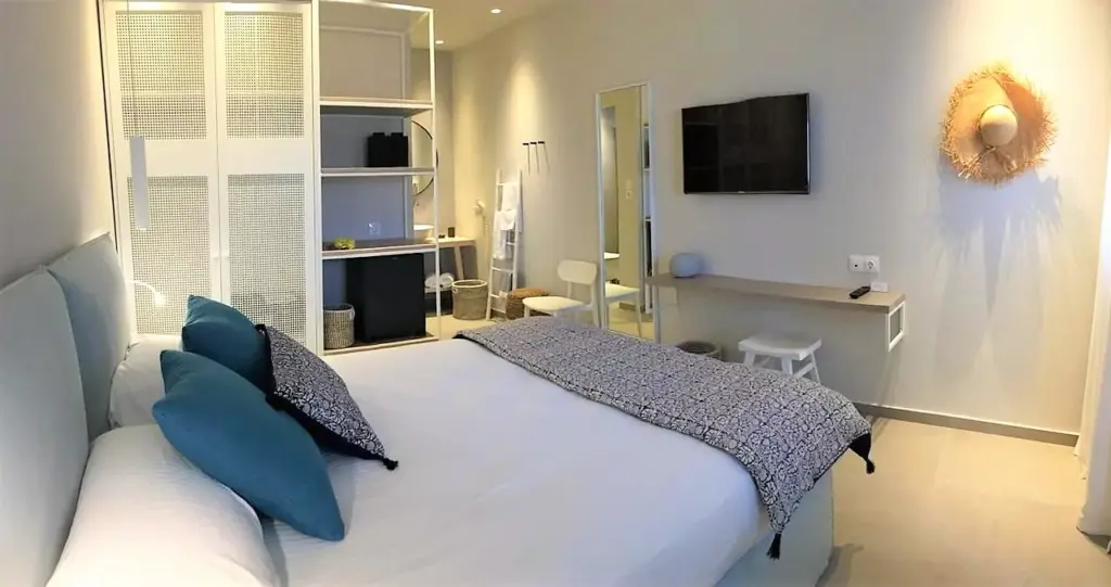 Deluxe Double Room (3)