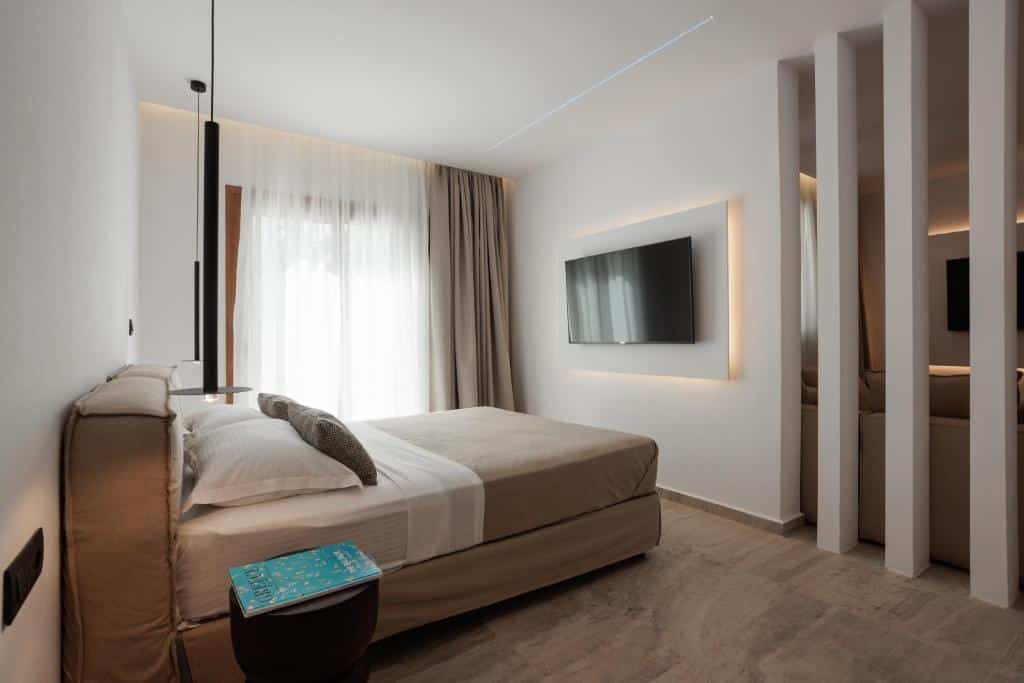 Sphinx Suite with Hot Tub (10)