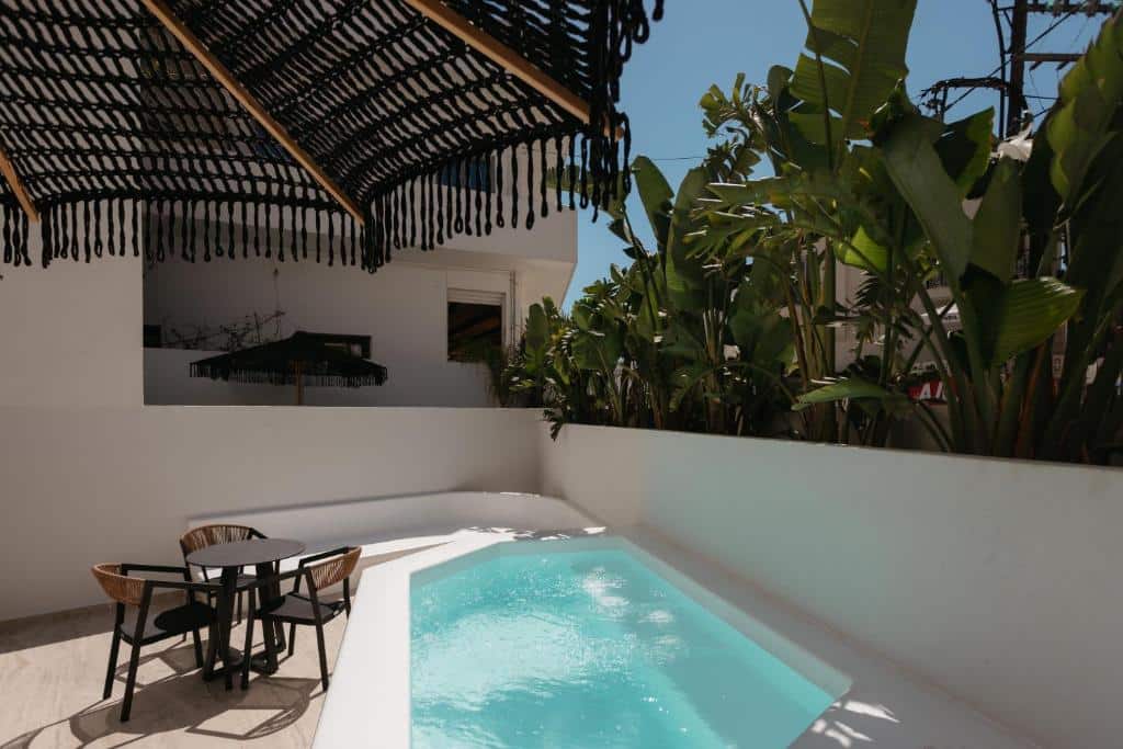 Sphinx Suite with Hot Tub (4)