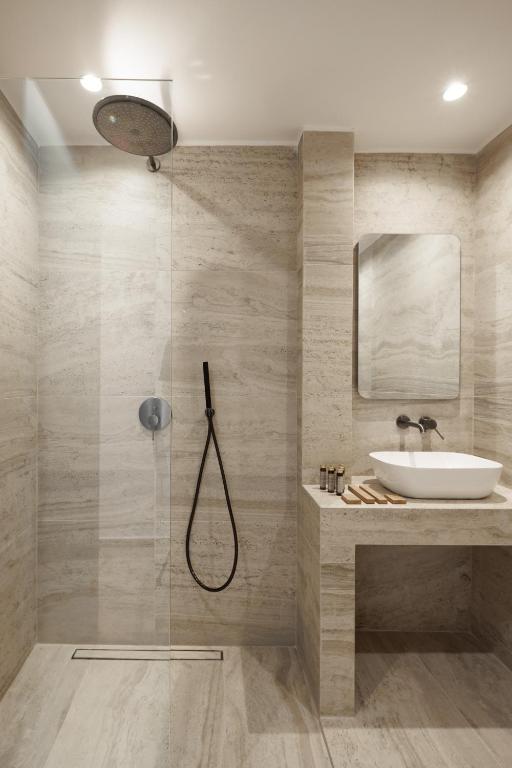 Suite with Hot Tub (10)