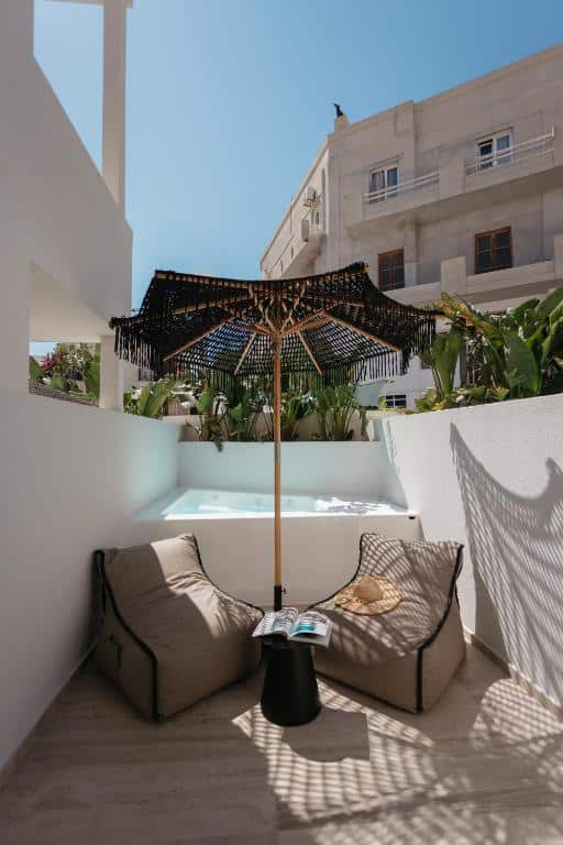 Suite with Hot Tub (8)