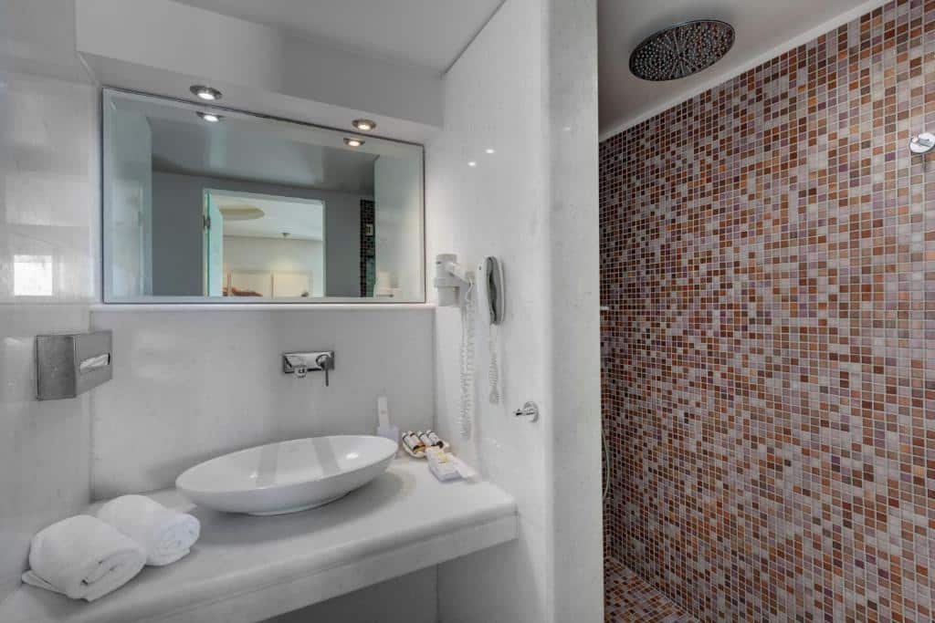 Double or Twin Room (2)