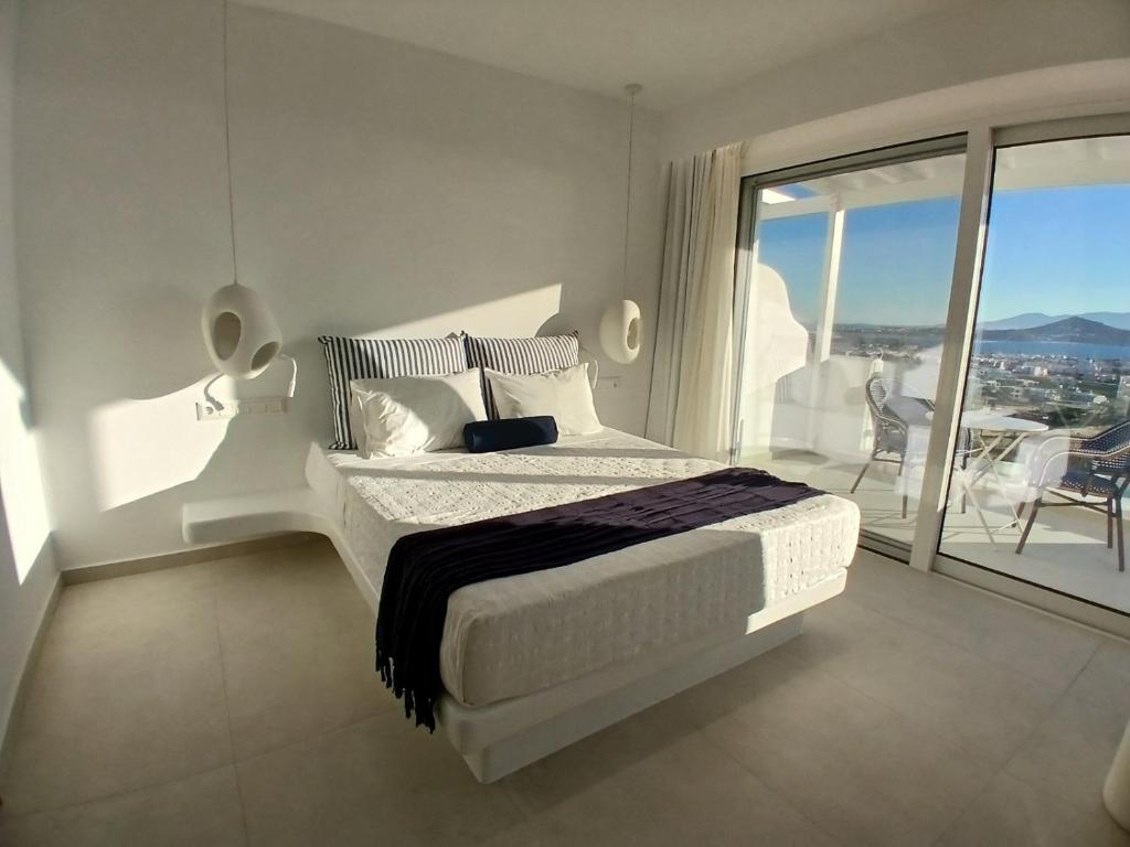 Deluxe Suite with Sea View (4)