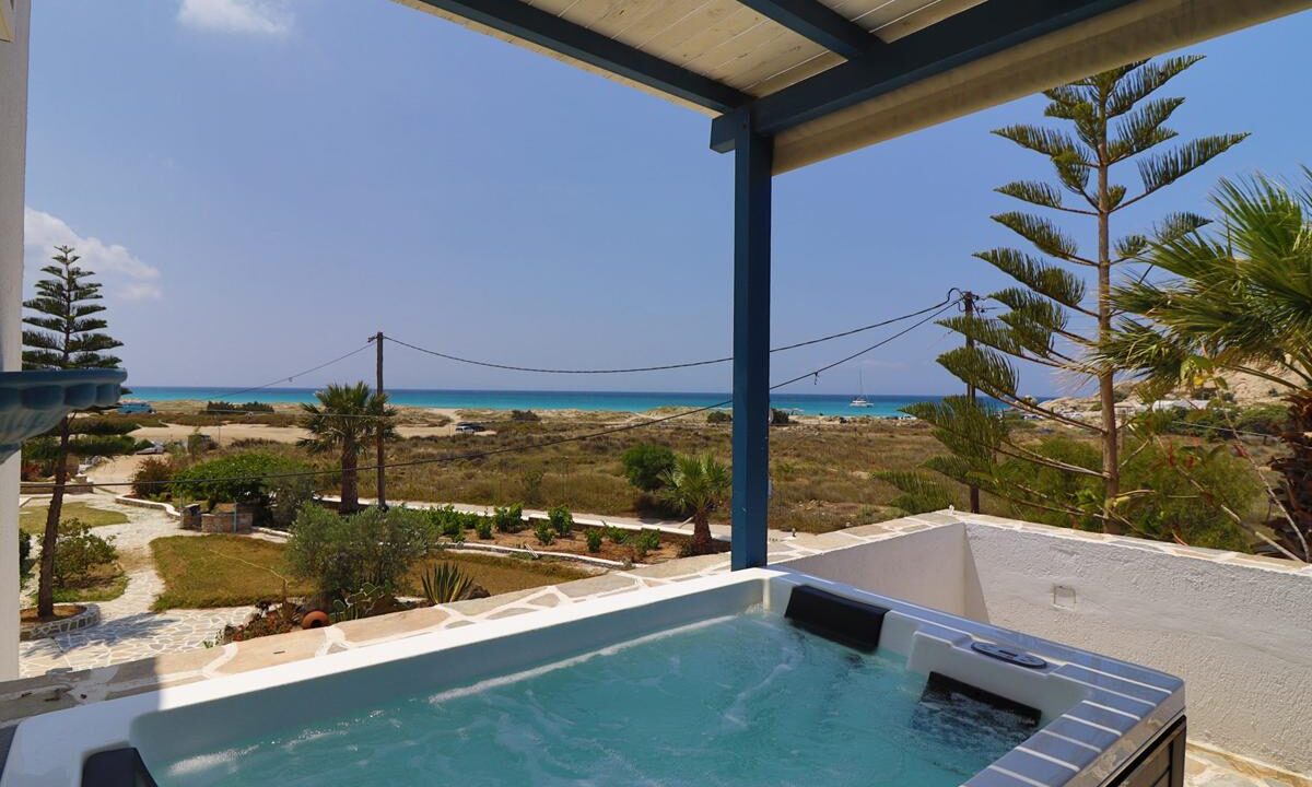 Deluxe Suite with Outdoor Jacuzzi (12)
