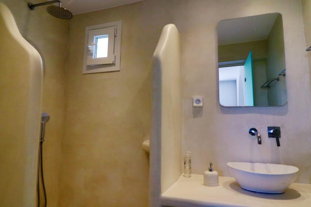 Deluxe Suite with Outdoor Jacuzzi (17)
