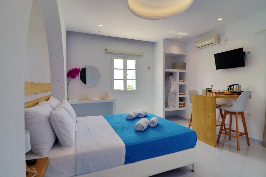 Deluxe Suite with Outdoor Jacuzzi (3)