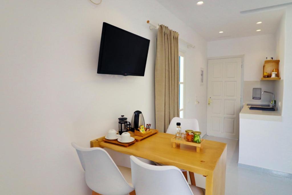 Deluxe Suite with Outdoor Jacuzzi (4)