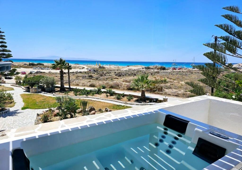 Deluxe Suite with Outdoor Jacuzzi (7)