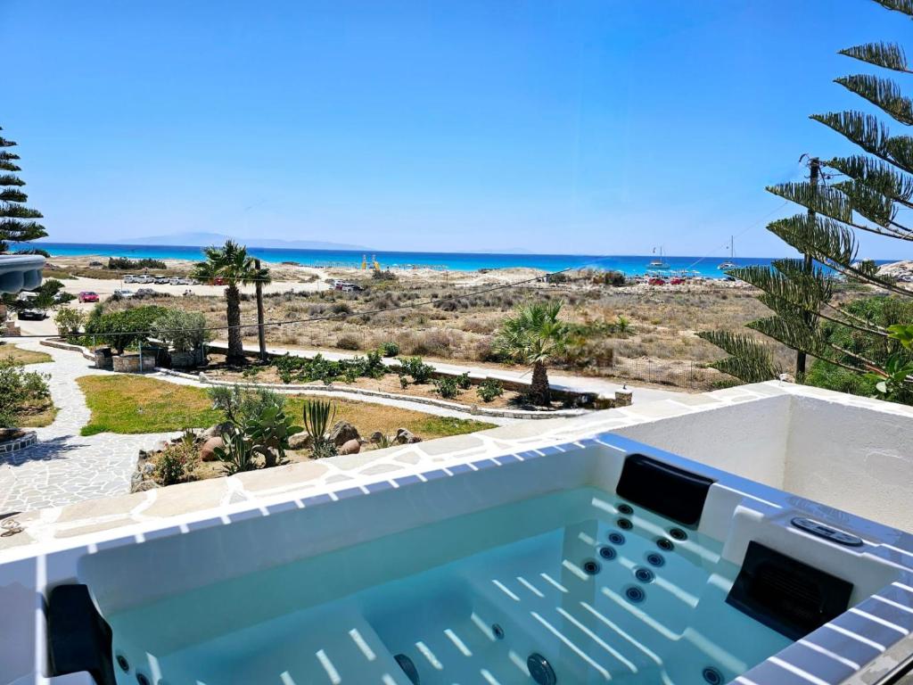 Deluxe Suite with Outdoor Jacuzzi (7)
