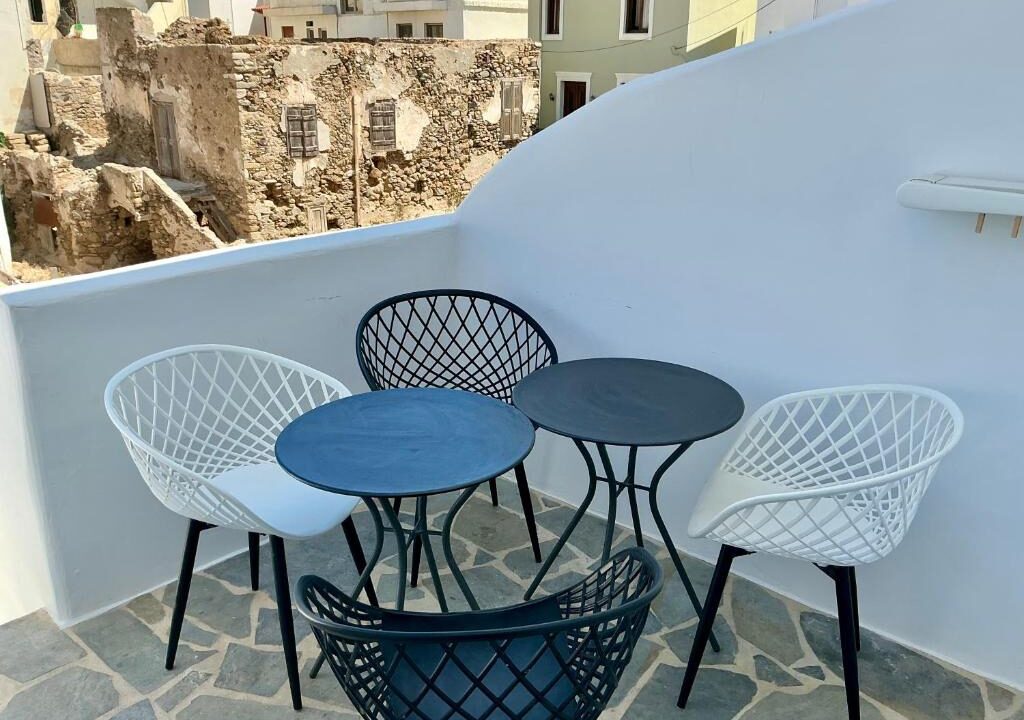 Ione Inn (1)