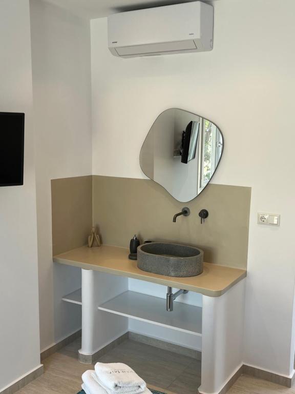 Junior Suite with Pool View (10)