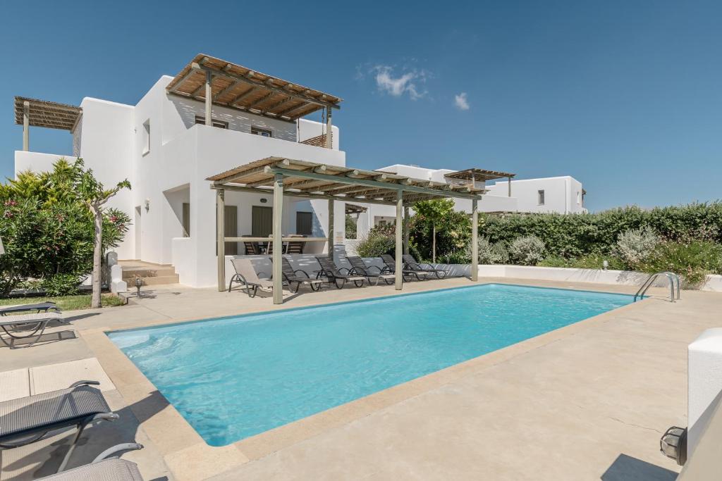 Grand 3 Bedroom Suite With Private Pool And Garden Aria (18)