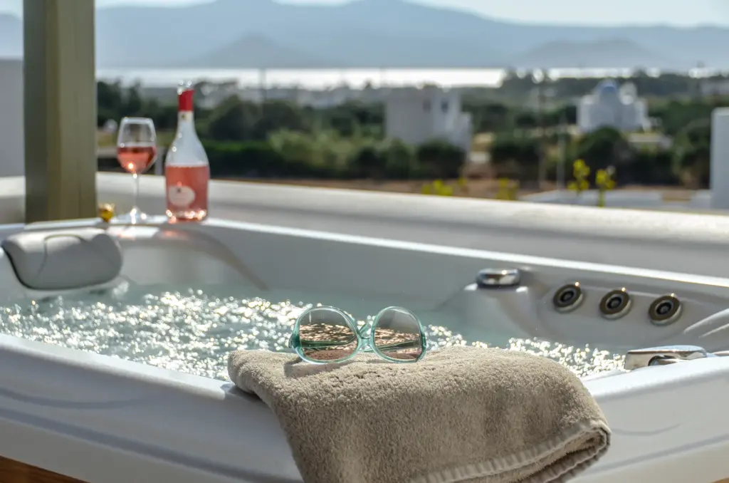 Premium 2 Bedroom Suite With Hot Tub And Sea View (3)