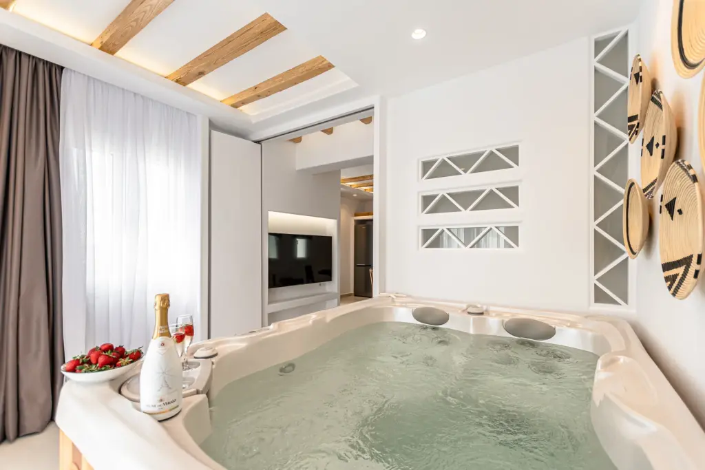 Romantic Honeymoon Suite With Hot Tub And Sea View (1)