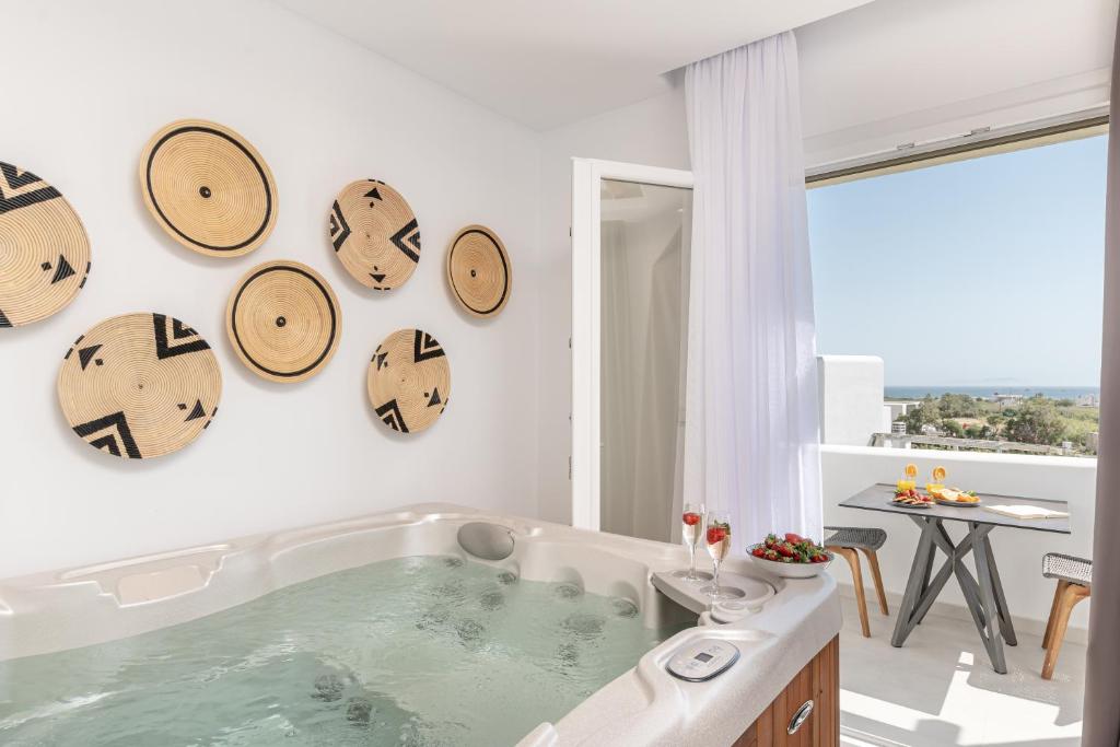 Romantic Honeymoon Suite With Hot Tub And Sea View (13)