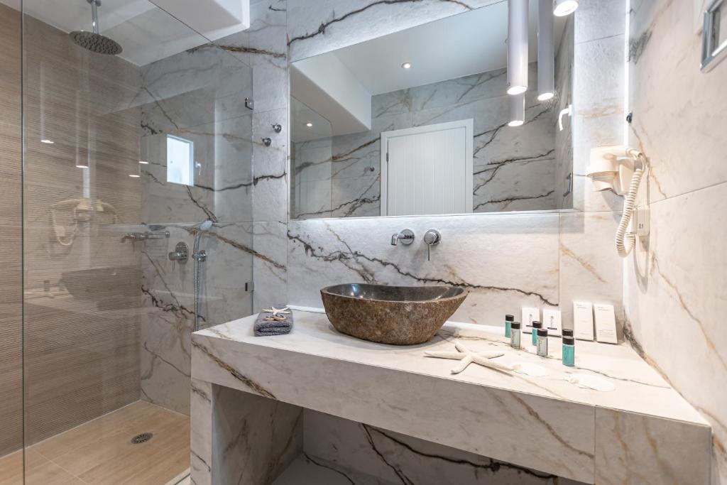 Romantic Honeymoon Suite With Hot Tub And Sea View (5)